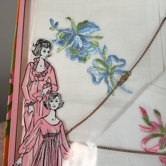 Vintage handkerchiefs - Picture 3 of 4
